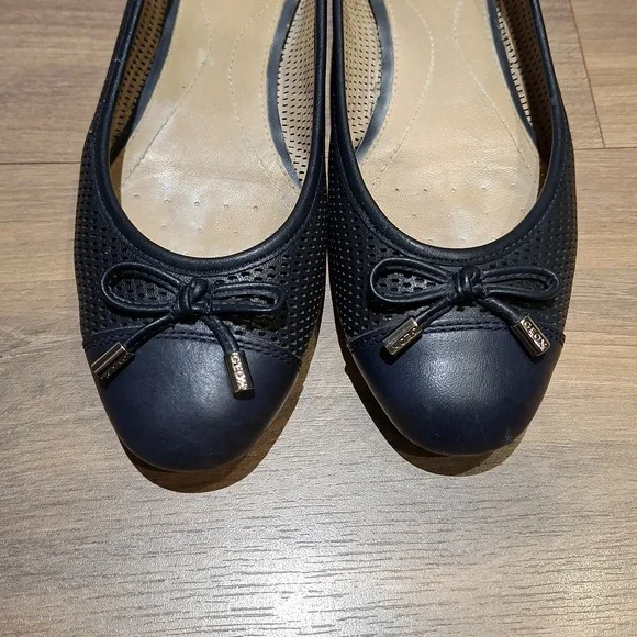 Geox Navy Patent Leather Perforated 'Lola' Ballet Flats (Size EU 37/US 6.5) - Picture 4 of 8